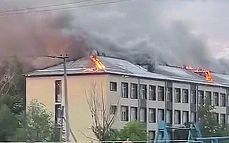 Арқалықта мектеп шатыры отқа оранды