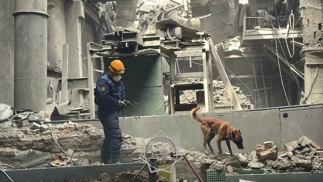 Спасатели показали завод после взрыва в Усть-Каменогорске 