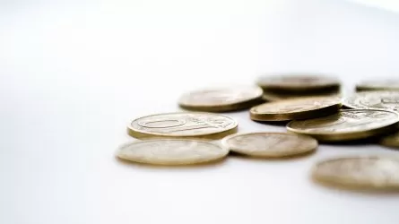 Уходит в минус: тенге начал неделю с падения на KASE 