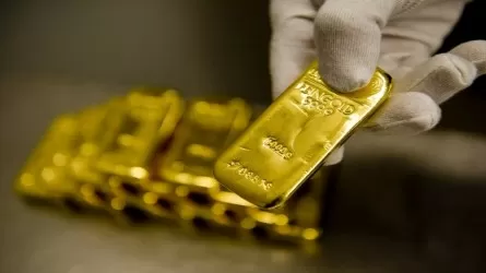 Золото рухнуло до минимума за два месяца 