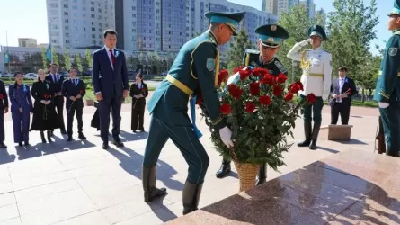 Ерлан Карин возложил цветы к памятнику Бауыржана Момышулы