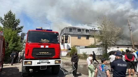 Крупный пожар по повышенному рангу тушили в Астане