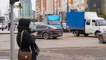 Стало известно, сколько казахстанцы тратят на дорогу в пробках 
