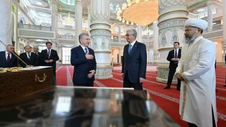 Токаеву показали подарок президента Узбекистана жителям Туркестана