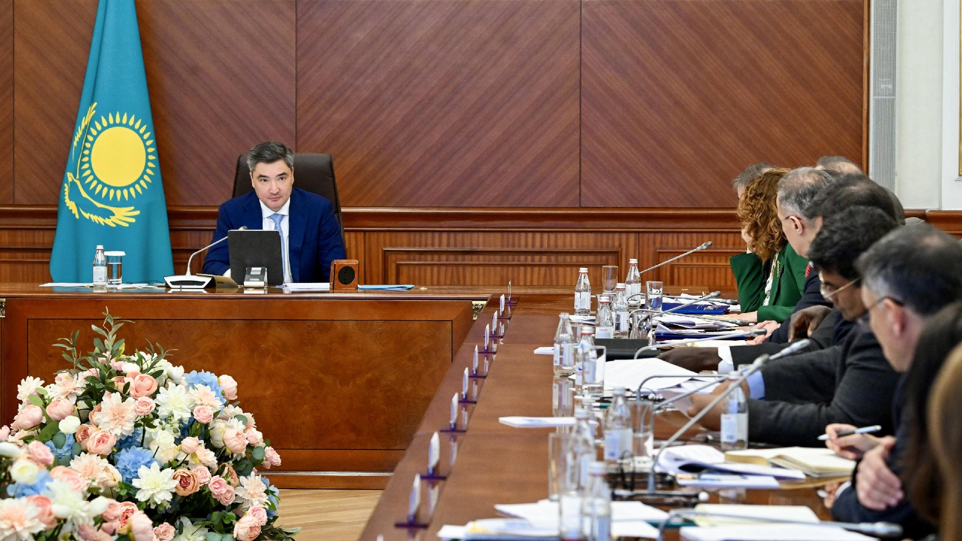 Олжас Бектенов Дүниежүзілік банк сарапшыларымен Қазақстанға инвестиция тартуды арттыру жолдарын талқылады