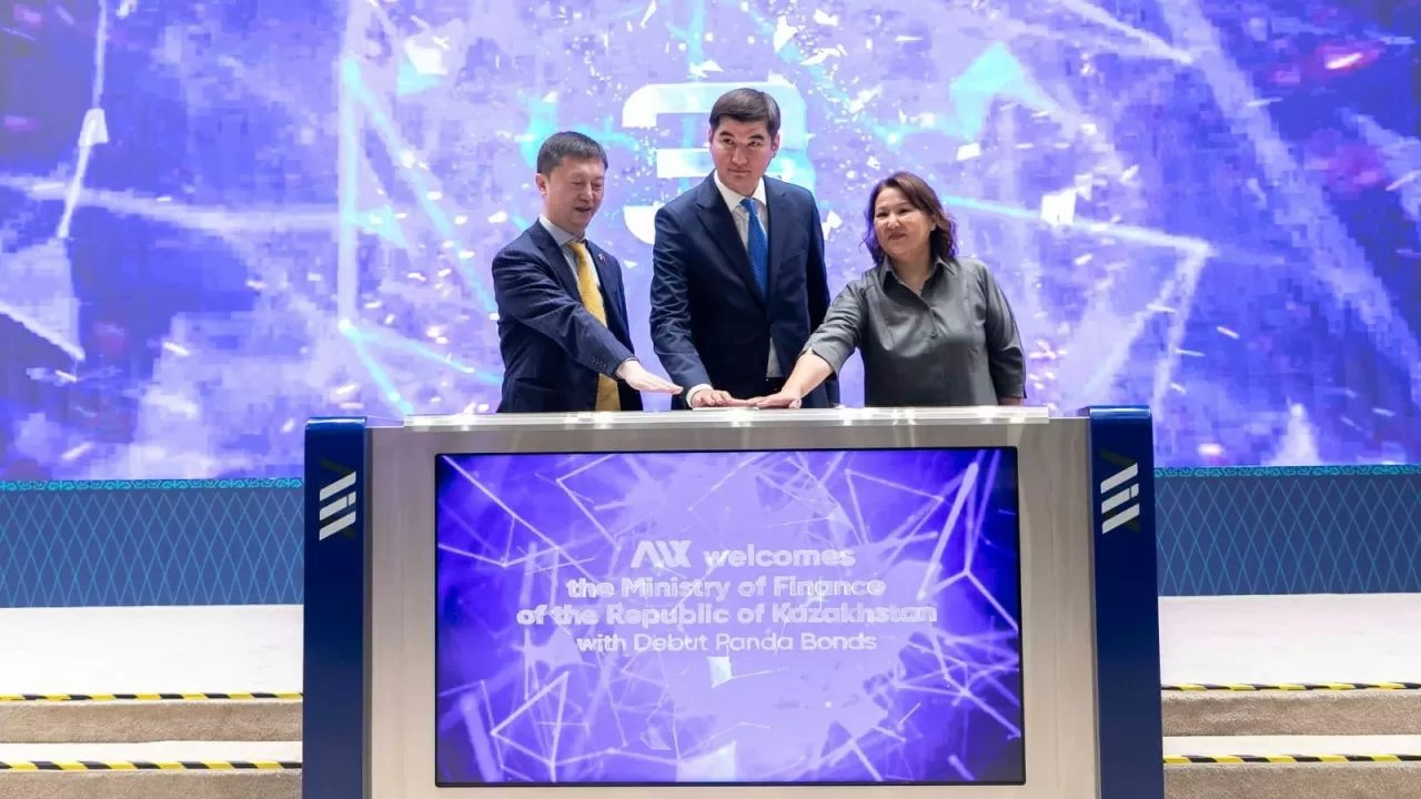 Минфин провело церемонию листинга первых суверенных панда-облигаций на AIX