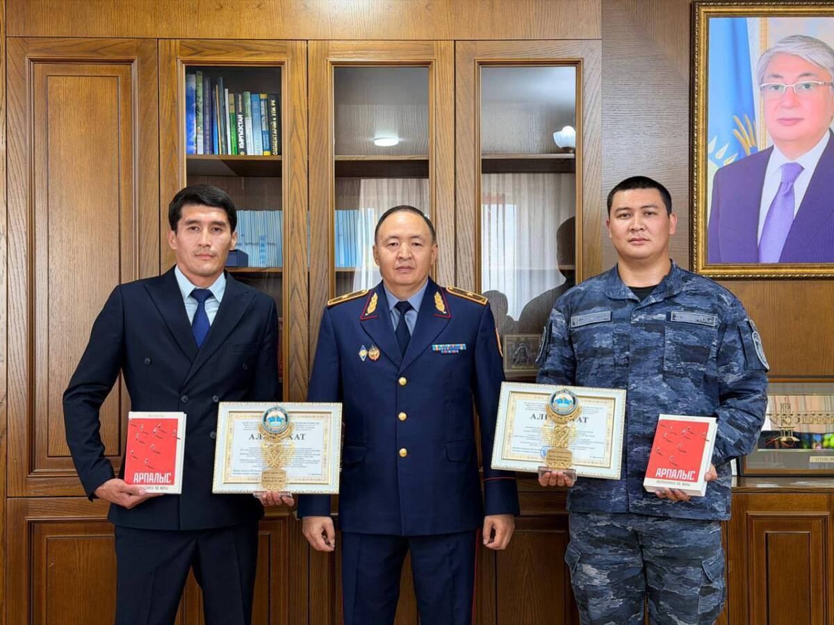 Алакөлде туристерді құтқарып қалған азаматтар марапатталды