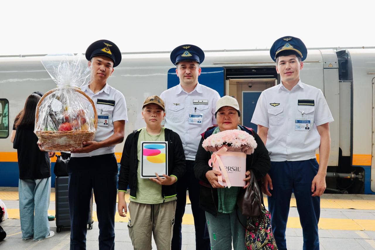 "Нұрлы жол" вокзалында 5 миллионыншы жолаушыға құрмет көрсетілді