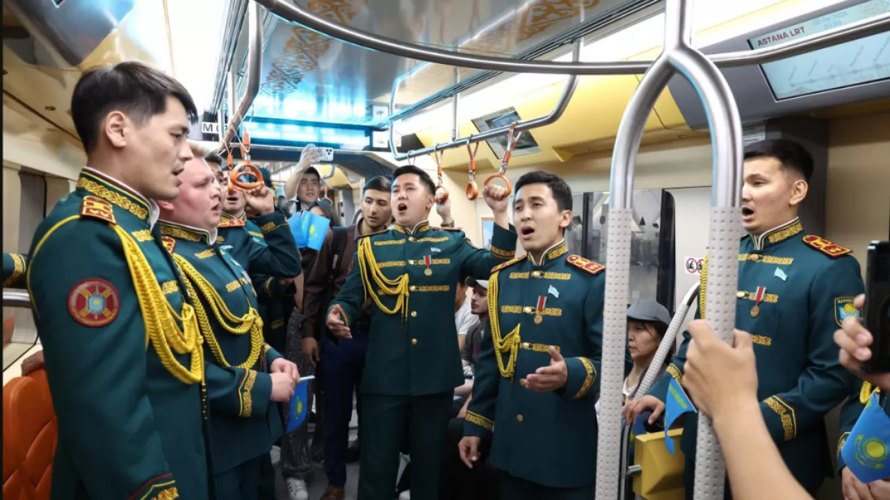 Гимн на ходу: пассажиров LRT в Астане ждал необычный сюрприз  