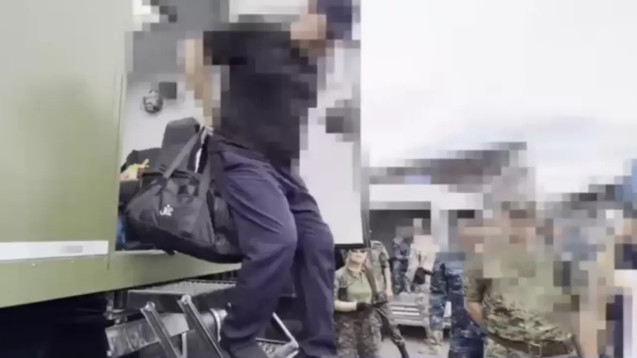 Кредиты на миллионы и 17 лет в бегах: в Казахстан доставили предполагаемого лидера ОПГ
