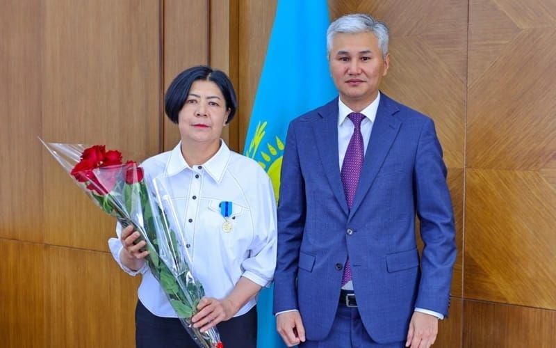 Ұлытау облысының әкімі педагогтерге мемлекеттік наградалар табыс етті  