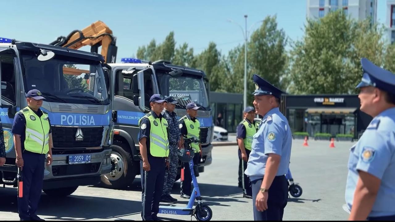 "Бір самокатқа 2 адам мінгесіп жүруге болмайды": Астанада самокат жүргізушілері жаппай тексеріліп жатыр 