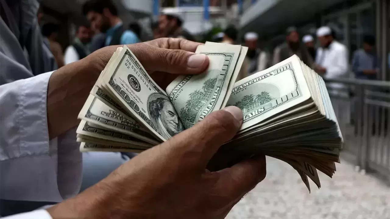 Что с долларом в обменниках и почему реальный курс стал дороже официального?