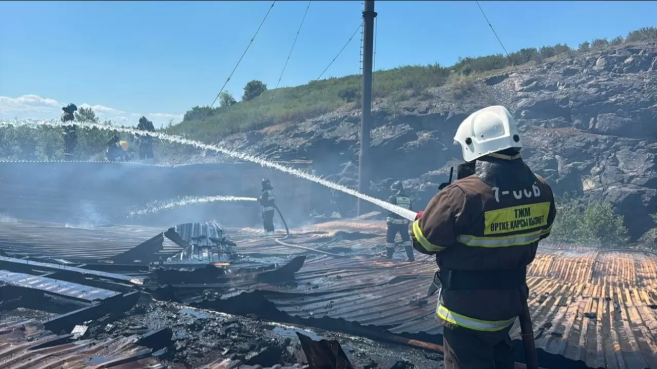 Крупный пожар на крыше производственного здания ликвидировали в селе ВКО 