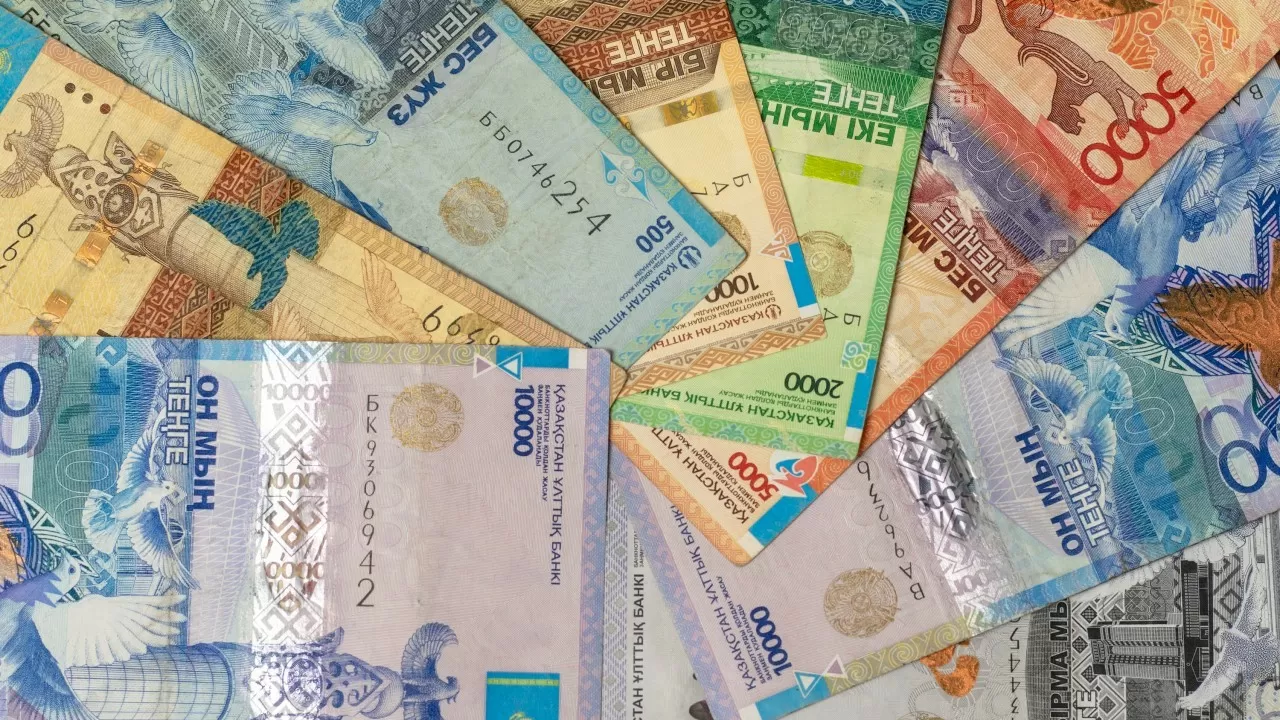 Министр труда оценил свою жизнь на зарплату в 1,2 миллиона тенге 
