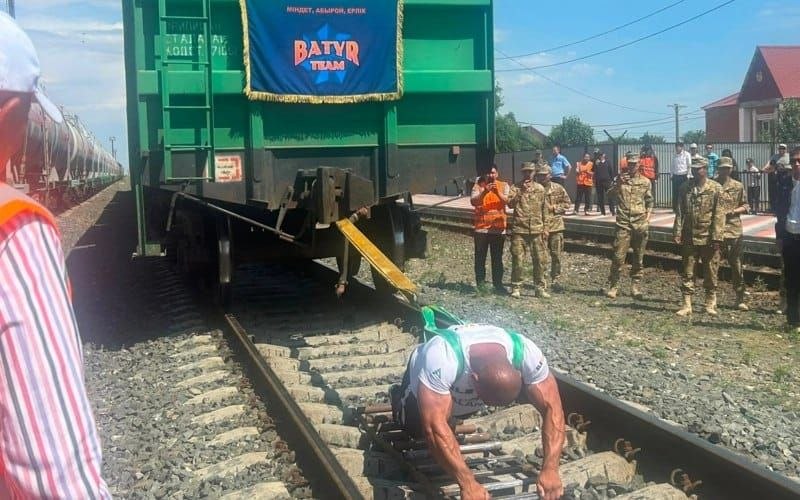Атыраулық азамат 165 тонна салмақты қозғалтқан рекорд иегері атанды
