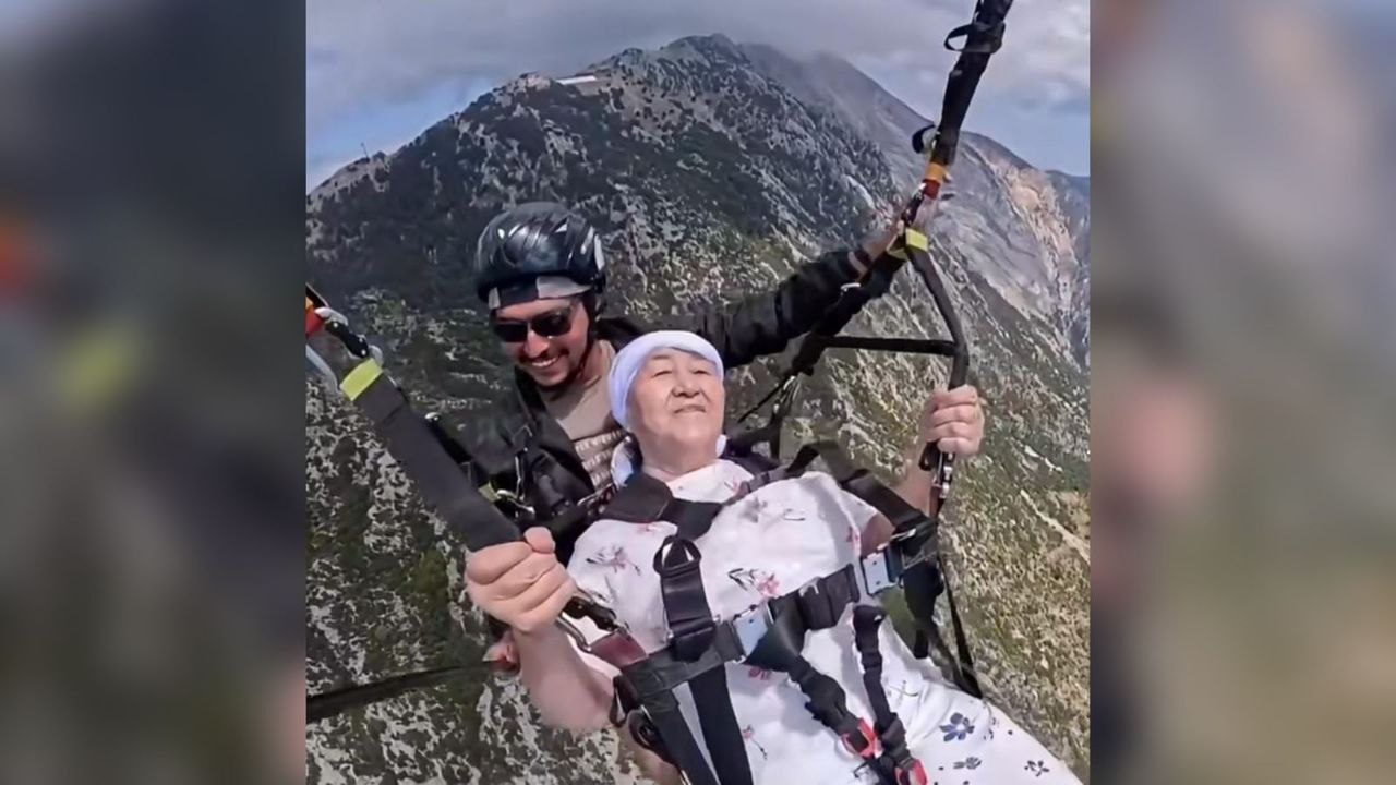Парапланмен ұшқан 74 жастағы әйелдің видеосы жұртты тәнті ентті
