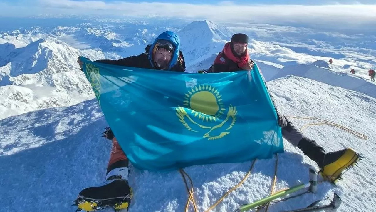 Казахстанский флаг подняли на самой высокой горе Северной Америки 