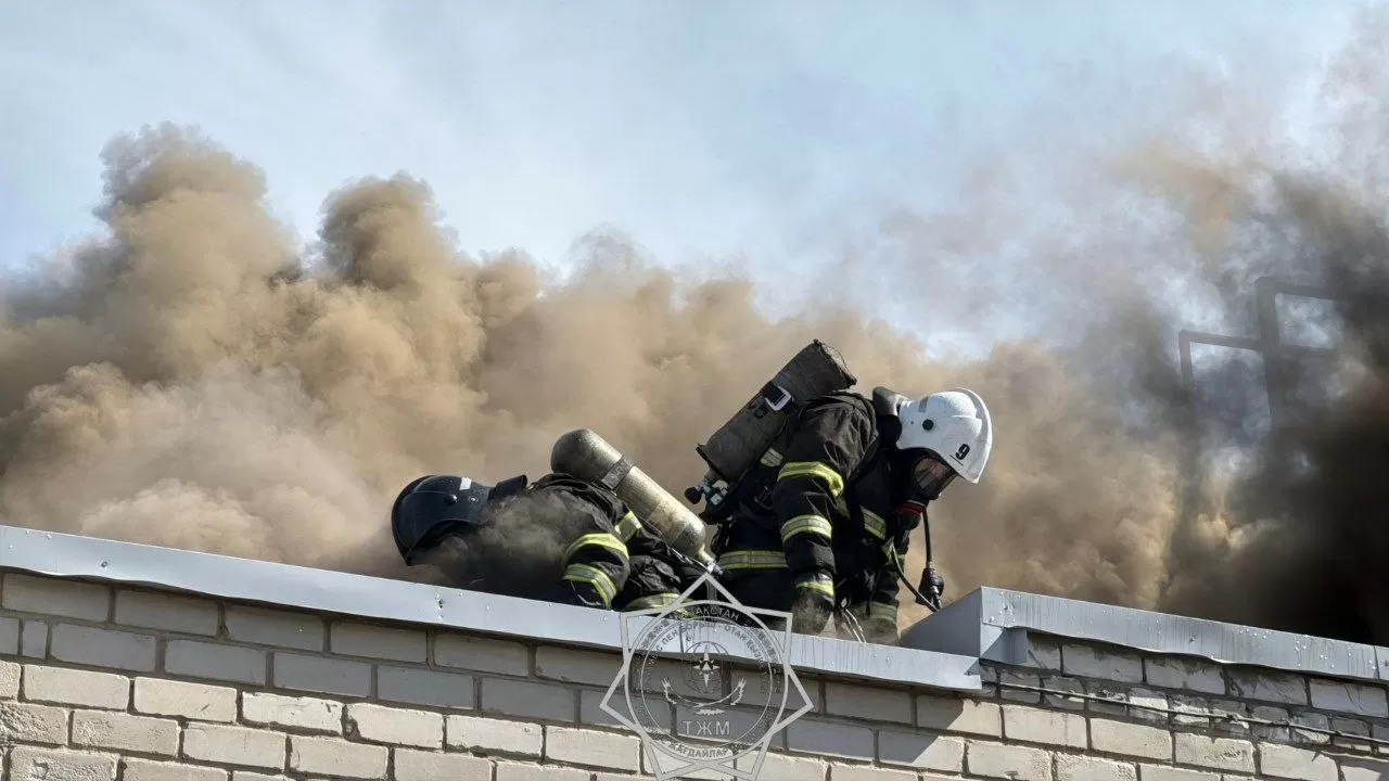 Кровля здания в Усть-Каменогорске вспыхнула на 600 кв. м