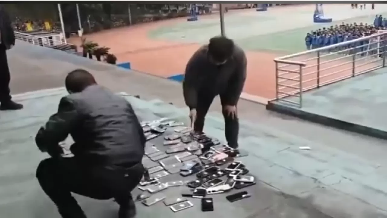 В Китае публично разбили конфискованные у школьников смартфоны