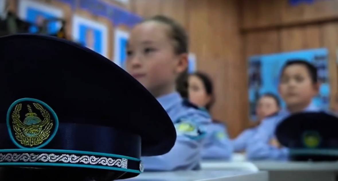 ІІМ: "Жас сақшы" сыныптарының алғашқы түлектері сертификат алып, заңға қызмет ету жолын таңдады 