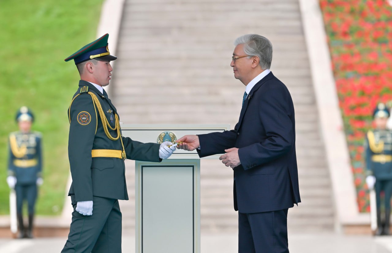 Президент әскери оқу орындарының үздік түлектеріне "аға лейтенант" шенін тапсырды