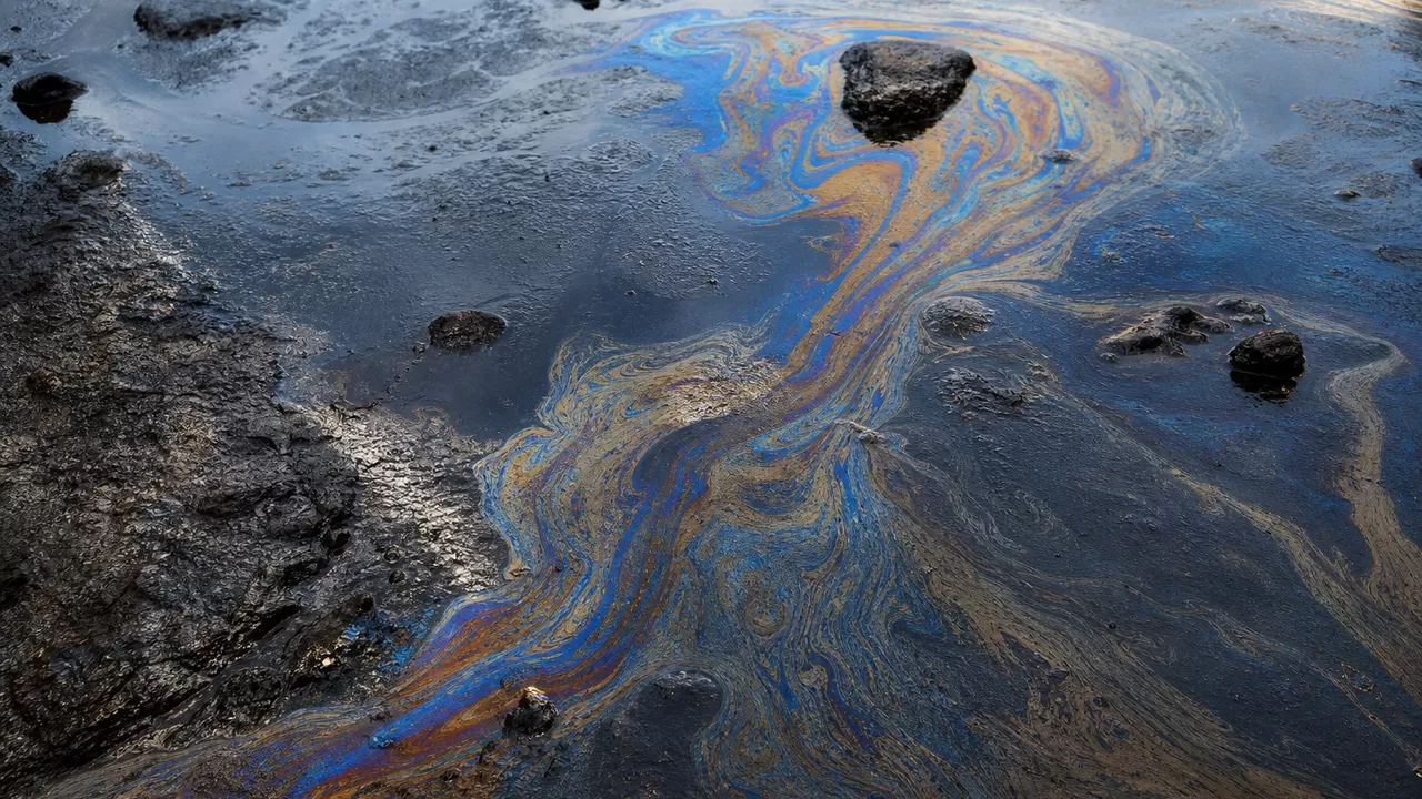 Разлив нефти в Каспийском море: причиной мог стать брошенный якорь