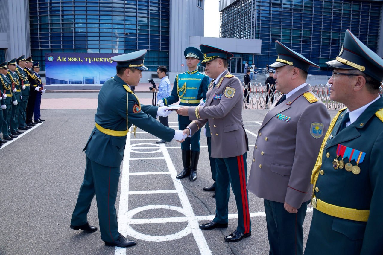 Бас қолбасшы Ұлттық қорғаныс университетінің түлектерімен кездесті
