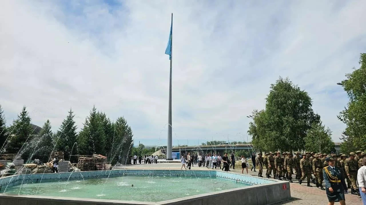 Новый 40-метровый флагшток установили в Усть-Каменогорске ко Дню государственных символов 