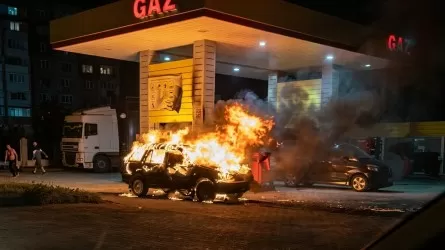 Көліктегі 3 адам жанып кетті: Ақтөбеде өрттен кейін газ құю бекетінің иесі қамалды