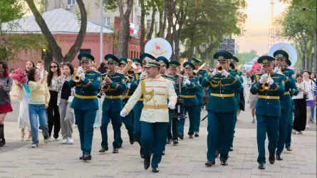 Музыка, марш и аплодисменты: в Петропавловске гвардейцы феерично поздравили полицейских  