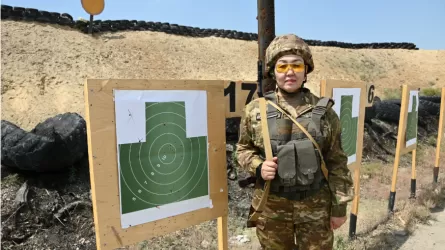 В белом халате и военной форме: как служит младший сержант Карлыгаш Аканова  