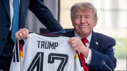 Футболка с номером 47: канцлер Германии сделал символичный подарок Трампу 