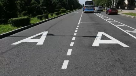 На одной из самых загруженных улиц Алматы забирают полосу у автомобилей