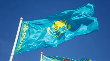 Каждый второй казахстанец связывает праздник с флагом, гербом и гимном