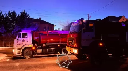 Крупный ночной пожар в Астане: пламя перекинулось на жилой дом