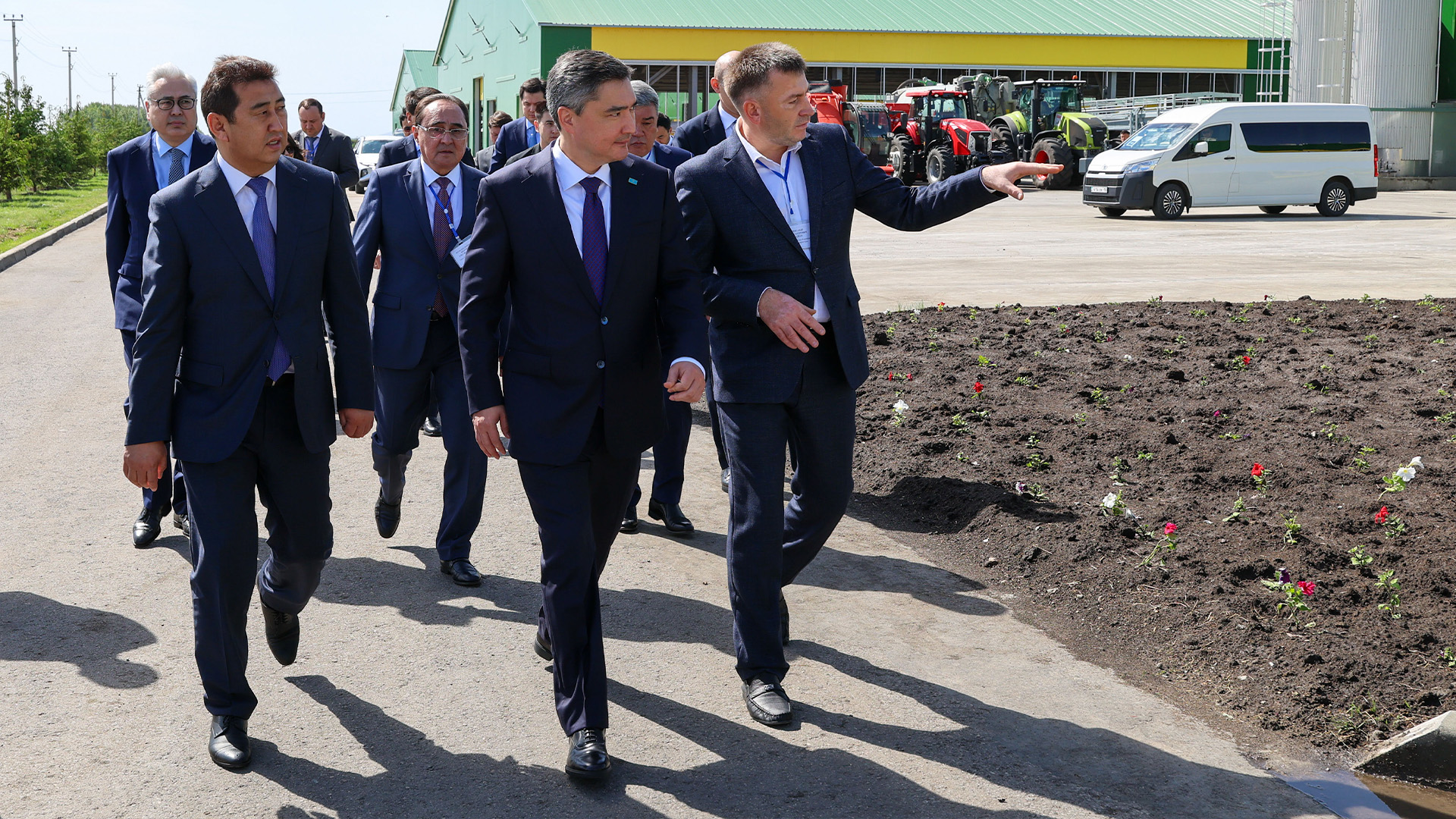 Олжас Бектенов Солтүстік Қазақстандағы агроөнеркәсіп кешенінің жұмысымен танысты