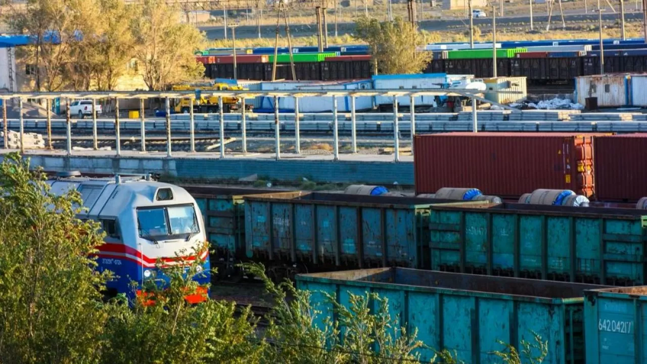 Грузопоток между Казахстаном и Китаем достиг 18,7 млн тонн  