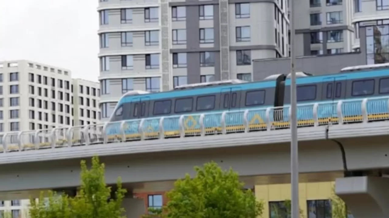 LRT в Астане вновь запустили после дневного инцидента 