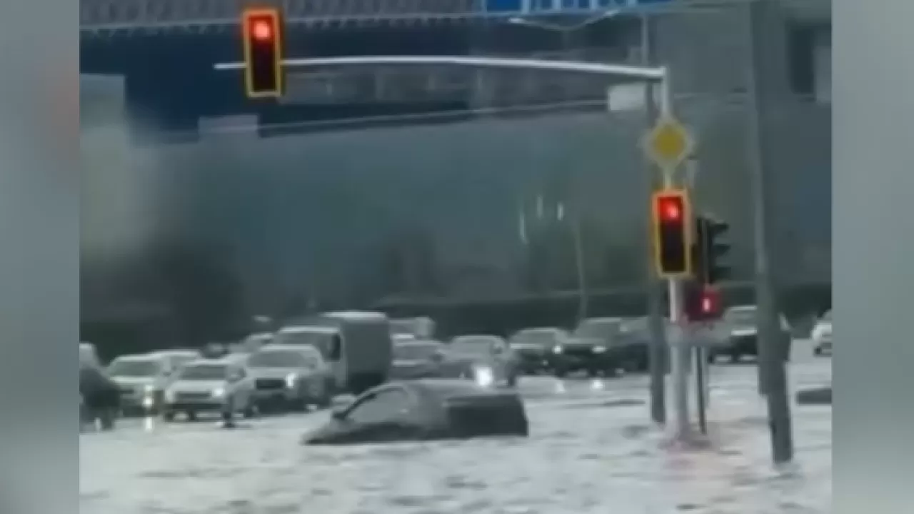После ливня в Астане соцсети заполнили видео с затопленными улицами