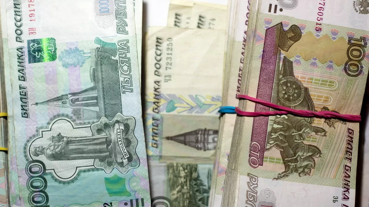 Почему в обменниках Казахстана стало меньше рублей 