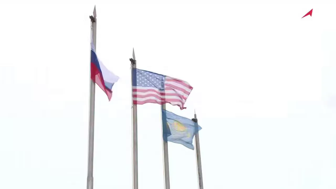 На Байконуре подняли флаги Казахстана, США и России 
