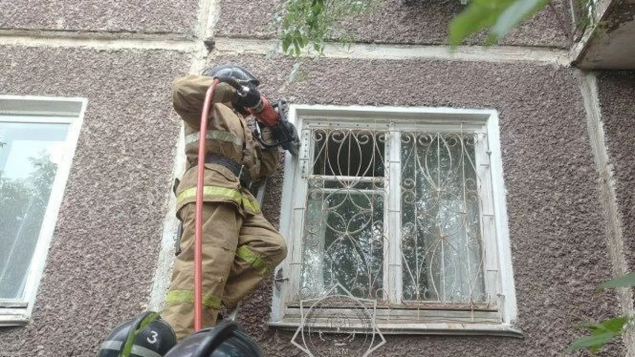 В Степногорске для помощи пенсионерке спасатели срезали решетки с окон