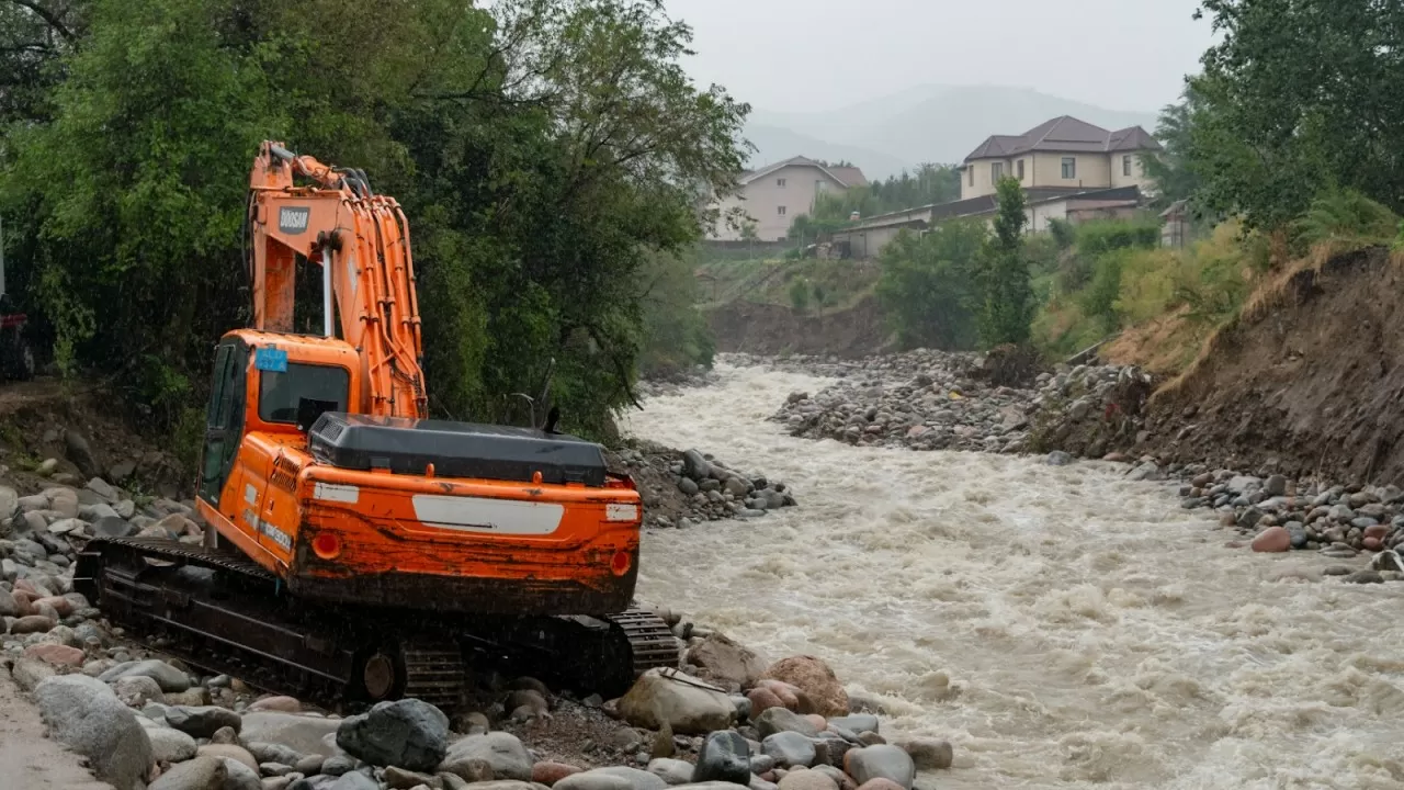 Круглосуточный мониторинг и усиленный режим: в Алматы следят за обстановкой на реках