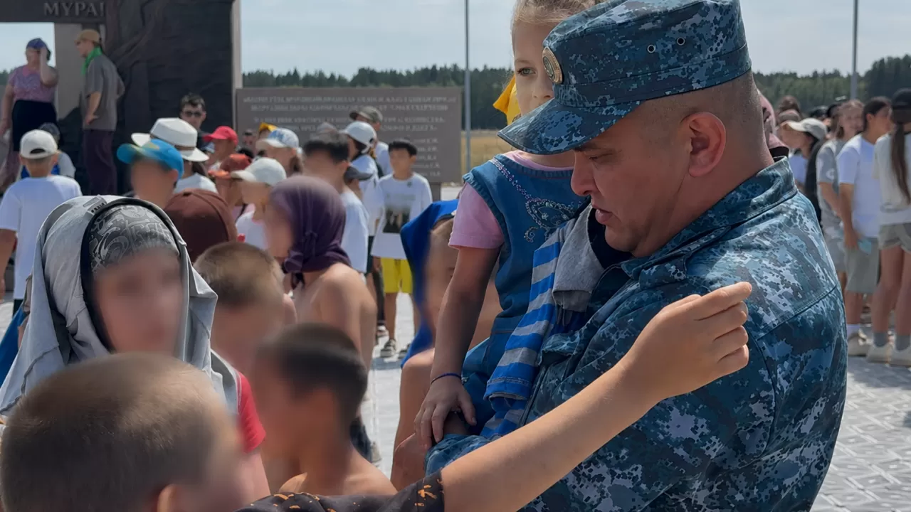 Полицейские на руках выносили детей из лагеря во время лесного пожара в области Абай  