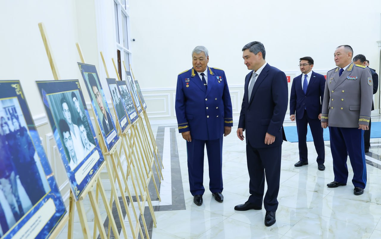 Олжас Бектенов Президенттің атынан Тоқтар Әубәкіровті 80 жылдық мерейтойымен құттықтады