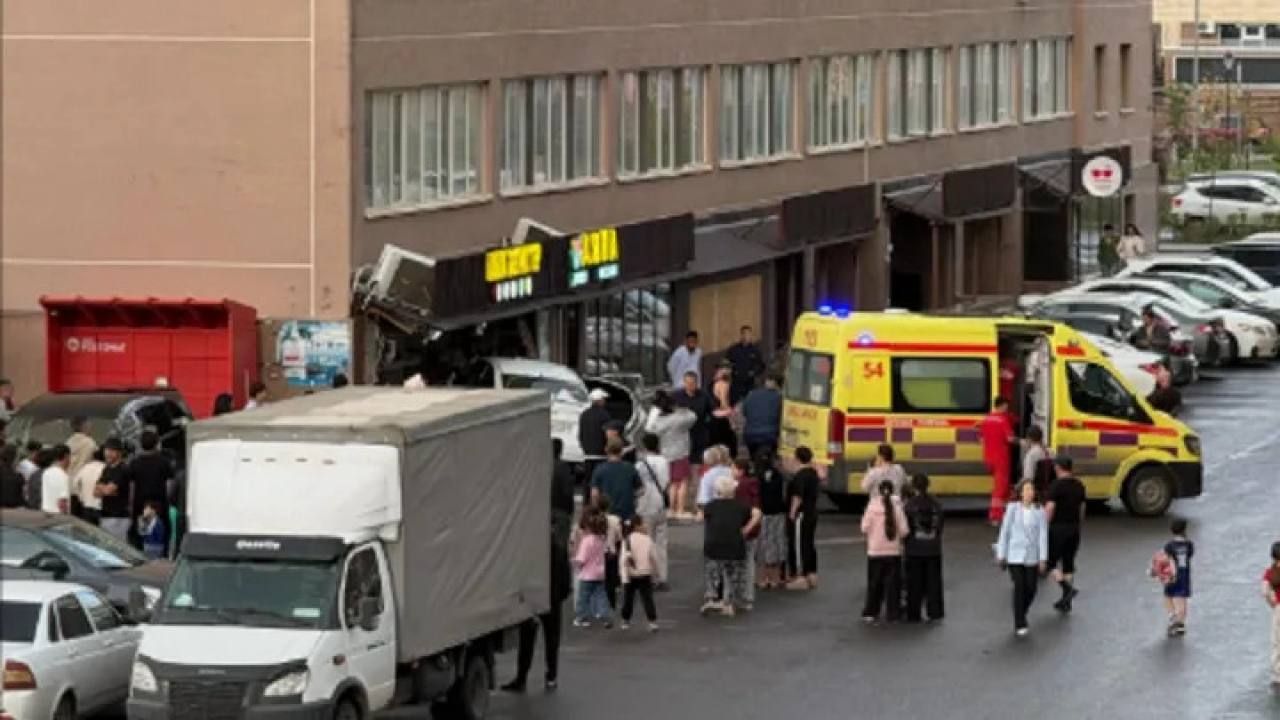 Астанада автокөлік көкөніс сататын дүңгіршекке соғылып, 15 жастағы қыз жарақаттанды