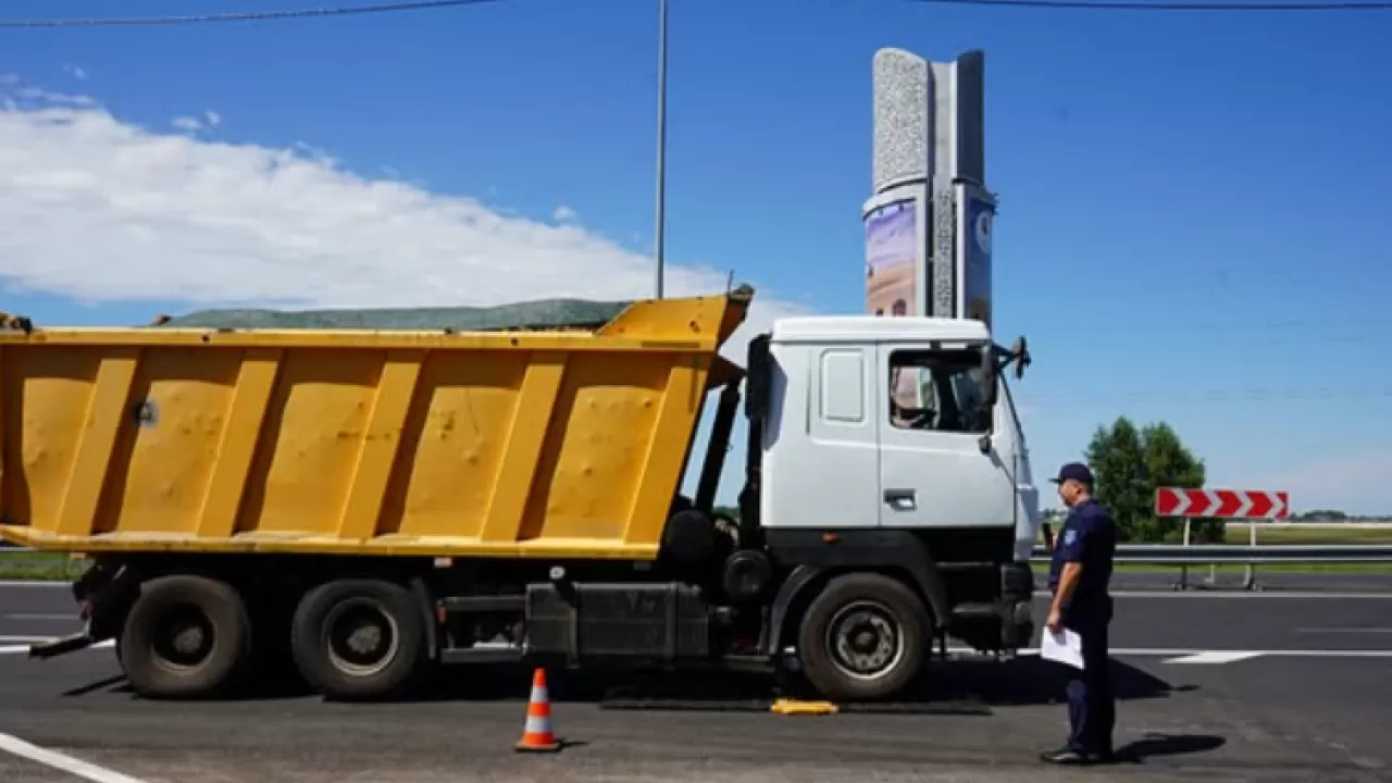 Водители бросили десятки фур с перегрузом около Петропавловска