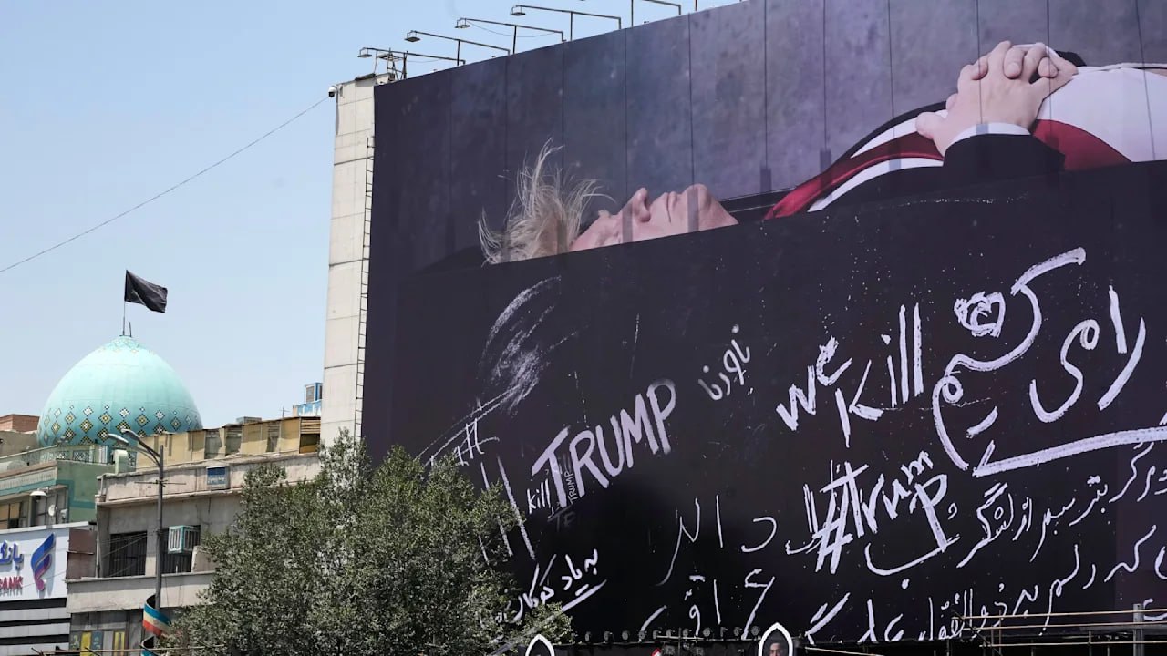 Иранда Трамптың табытта жатқан алып плакаты пайда болды