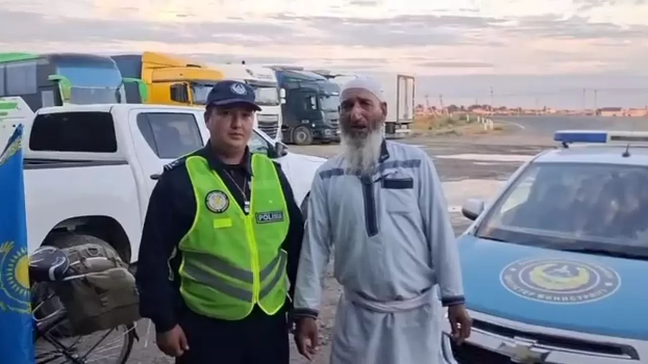 Полицейские помогли велопутешественникам из Узбекистана, направлявшимся в Мекку